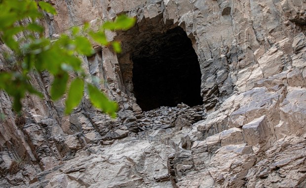 ​Rosjanka mieszkała w jaskini z dwiema córkami. Chciała "kontaktu z Bogiem"