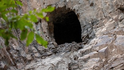 ​Rosjanka mieszkała w jaskini z dwiema córkami. Chciała "kontaktu z Bogiem"