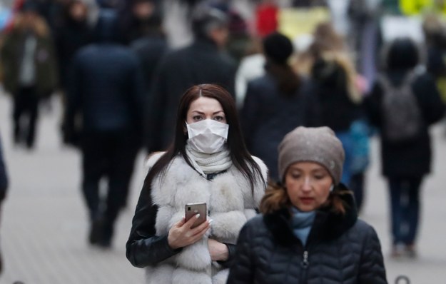Rosjanka w maseczce na ulicy w Moskwie /Sergei Ilnitsky /PAP/EPA