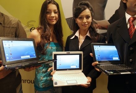Rosnąca popularność netbooków wpływa na spadek cen tradycyjnych laptopów /AFP