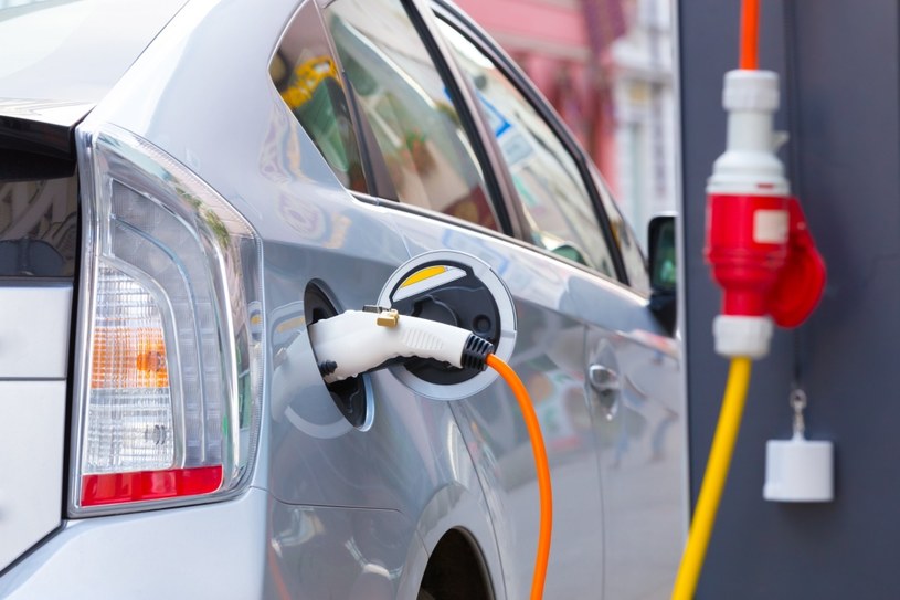 Rosnące ceny energii zmieniły koszty podróży autami elektrycznymi /123RF/PICSEL