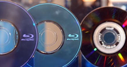 Rosnące ceny polikarbonatu odbiją się najmocniej na rynku płyt Blu-ray /AFP
