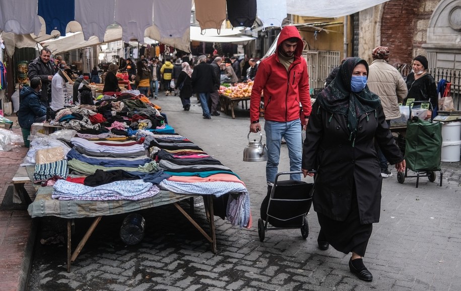 Rosnące ceny uderzają zwłaszcza w najbiedniejszych Turków /SEDAT SUNA /PAP/EPA