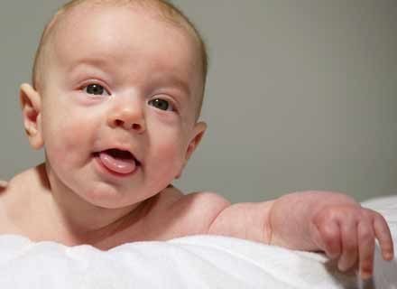 Rosnące niemowlę przez 12 miesięcy zmienia się z leżącego oseska w chodzącego i mówiącego /ThetaXstock