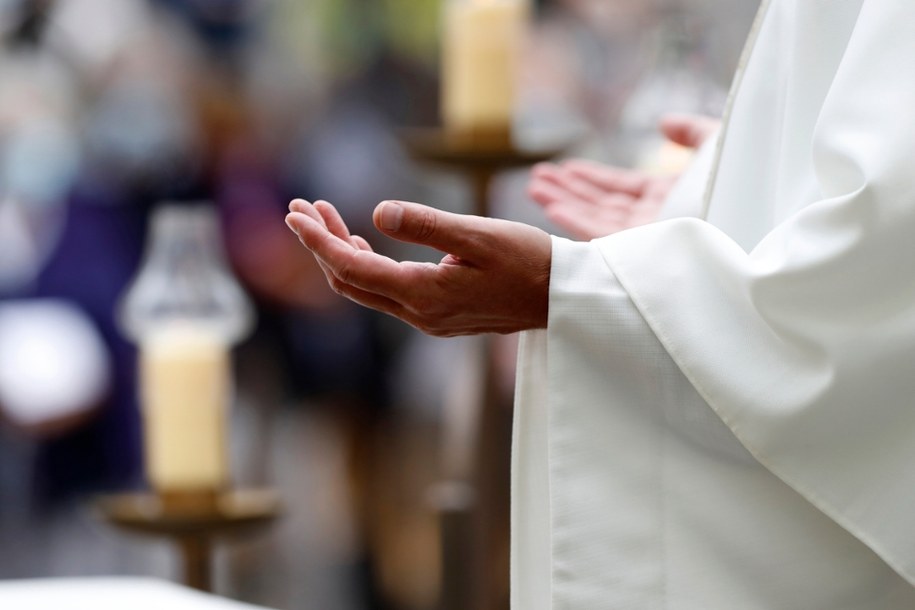 Dorośli idą do chrztu. Rekordowa liczba chętnych na "duchowej pustyni"