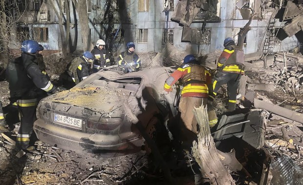 Rośnie liczba ofiar rosyjskiego ataku na blok w Zaporożu [RELACJA]