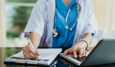 Rośnie liczba zwolnień z kodem C. Takie L4 to spory problem nie tylko dla systemu