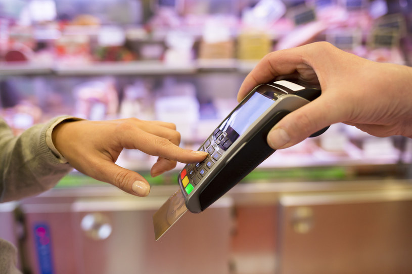 Rośnie m.in. udział transakcji kartami i aplikacjami w małych sklepach spożywczych, w usługach medycznych i w administracji /123RF/PICSEL