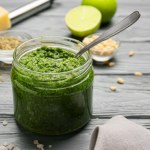 rośliny Rośnie pod nogami i działa jak naturalny lek. Możesz zrobić super zdrowe pesto lub masło