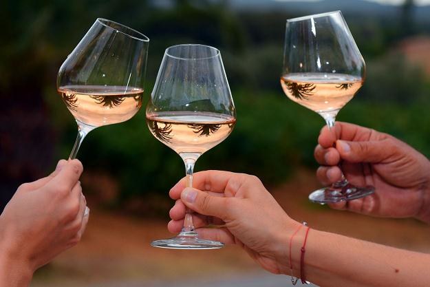 Rośnie popularność różowego wina /AFP
