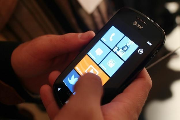 Rośnie popularność telefonów z nowym systemem Microsoftu /AFP