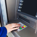 Rośnie popularność transakcji bezgotówkowych, liczba bankomatów może spadać - prognozują banki