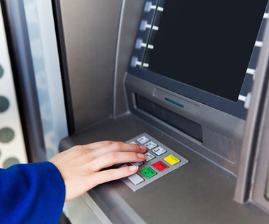 Rośnie popularność transakcji bezgotówkowych, liczba bankomatów może spadać - prognozują banki