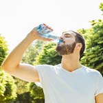 Rośnie spożycie wody butelkowanej. Średnio Polacy konsumują 118 litrów rocznie, a Niemcy 200