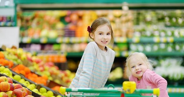 Rośnie świadomość konsumentów. Coraz więcej osób sprawdza skład kupowanych produktów /&copy;123RF/PICSEL