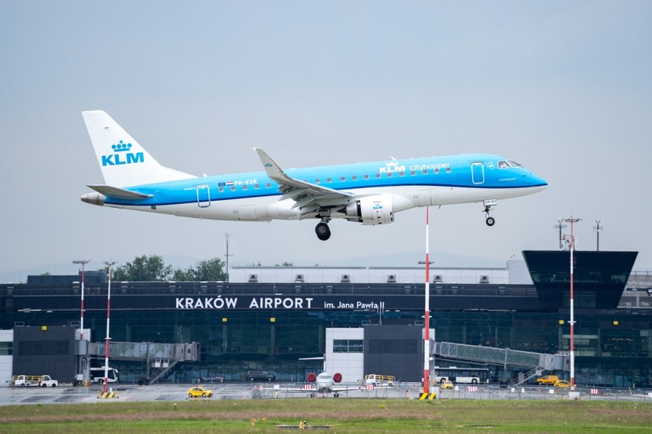 „Rośniemy dużo szybciej niż Europa” – przyznał w Radiu RMF24 Adrian Furgalski, prezes Zespołu Doradców Gospodarczych TOR i ekspert rynku lotniczego, pytany o prognozy dla polskiego lotnictwa. /Shutterstock