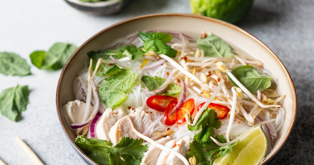 Rosół po wietnamsku w wersji wegetariańskiej zachwyca aromatem i głębią smaku /123RF/PICSEL