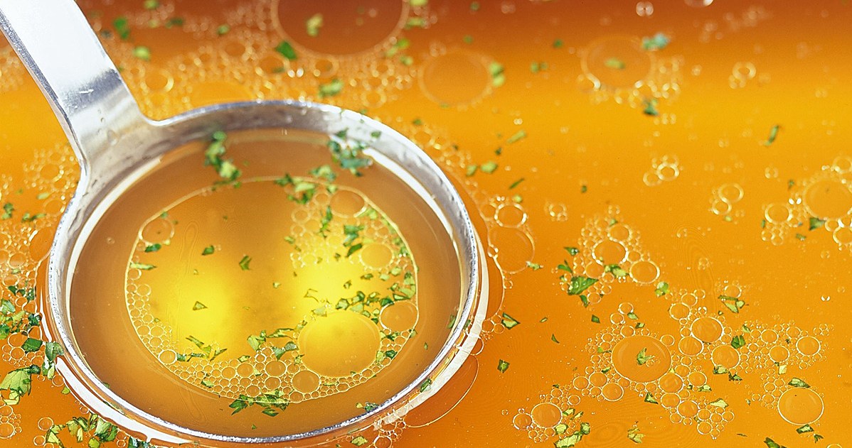 Rosół powinien być klarowny i mieć wyrazisty smak. Wybór naczynia do gotowania ma istotne znaczenie dla uzyskanego efektu. /123RF/PICSEL