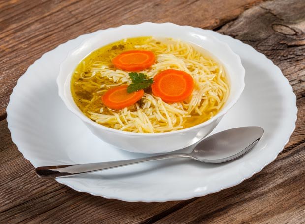 Rosół to tradycyjna i klasyczna zupa, która na stołach Polaków zazwyczaj pojawia się w niedzielę /Picsel /123RF/PICSEL