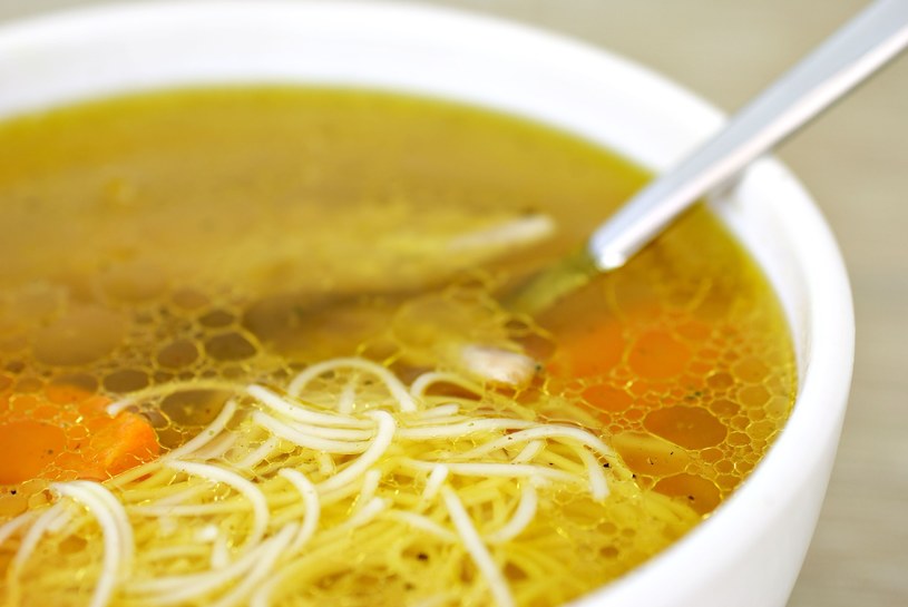 Rosół to wyśmienita zupa, ale nie dla każdego. Kto nie powinien jeść długo gotowanego bulionu? /123RF/PICSEL