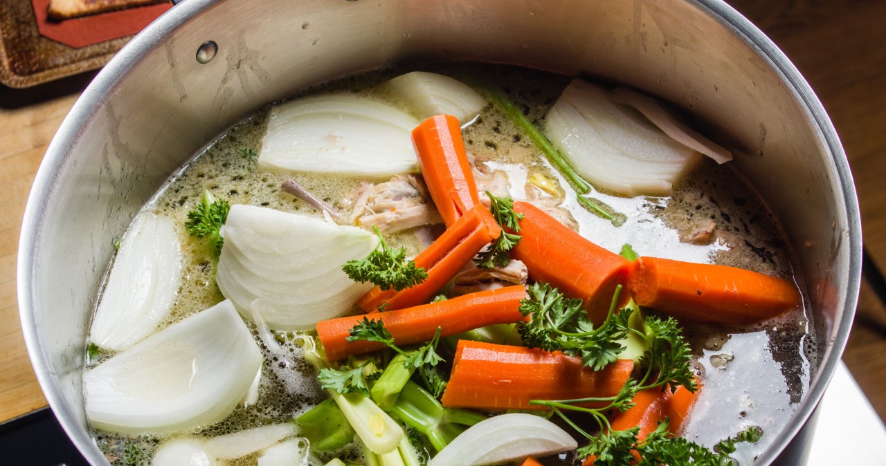 Rosół wyjdzie klarowny i smaczny, gdy użyjemy zimnej wody do zalania mięsa /123RF/PICSEL