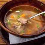 Rosół z pieczonego kurczaka i wołowiny. Esencjonalny, aromatyczny i wybornie pyszny