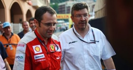 Ross Brawn (z prawej) wierzy, że Schumacher wygra wyścig w barwach Ferrari /AFP