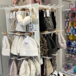 Rossmann pokazał jesienne nowości na chłodne dni. Czapki, szaliki i kapcie od 9,99 zł.