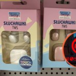 Rossmann sprzedaje bezprzewodowe słuchawki za 24,99 zł. Sprawdziłam, co oferują