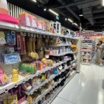 Rossmann właśnie wypuścił hit na lato. Różowe klapki Kuboty za 34,99 zł znikają z półek