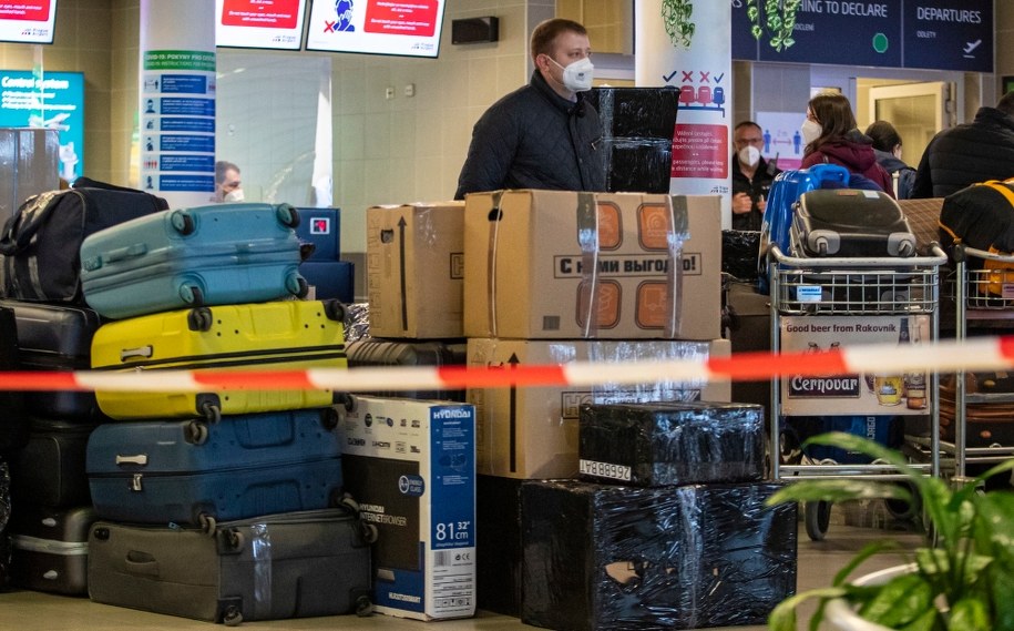 Rosyjscy dyplomaci na lotnisku w Pradze /Martin Divisek /PAP/EPA