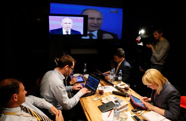 Rosyjscy dziennikarze w centrum prasowym podczas telekonferencji /YURI KOCHETKOV /PAP/EPA