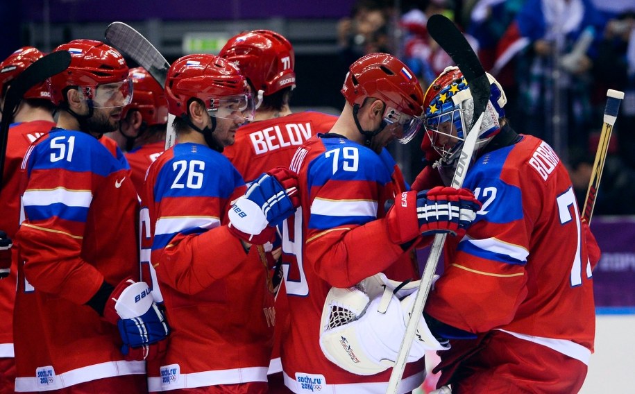 Rosyjscy hokeiści cieszą się z awansu do ćwierćfinału /LARRY W. SMITH /PAP/EPA