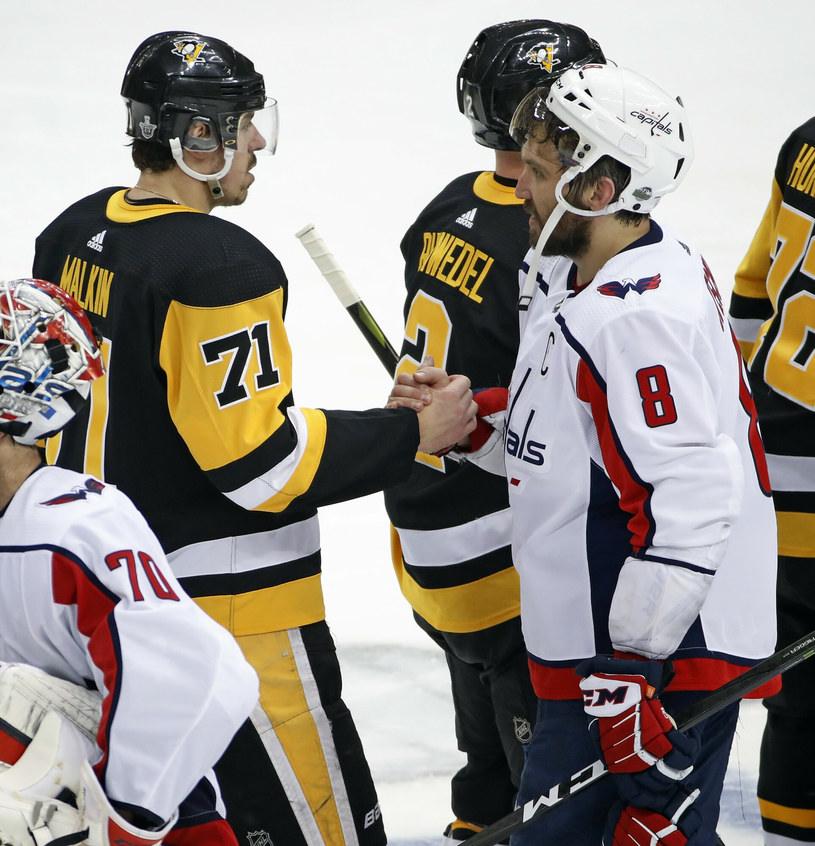 Rosyjscy hokeiści podbijają NHL. Jewgienij Małkin (po lewej) i Aleksandr Owieczkin (po prawej) /AP /East News