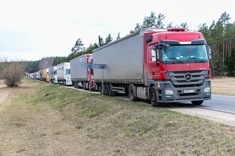 Rosyjscy i białoruscy przewoźnicy do 16 kwietnia mają opuścić państwa UE. Na pierwszym planie zdjęcia rosyjska ciężarówka oczekująca na odprawę w kolejce nieopodal przejścia w Bobrownikach /Wojciech Wojtkielewicz/Polska Press/East News /East News