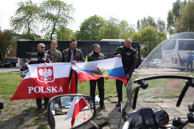 Rosyjscy i polscy motocykliści na parkingu przed Muzeum Auschwitz-Birkenau w Oświęcimiu /Stanisław Rozpędzik /PAP