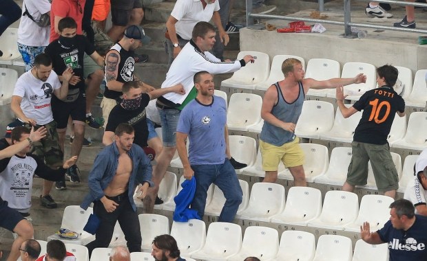 Rosyjscy kibice usłyszą zarzuty po sobotnich burdach w Marsylii