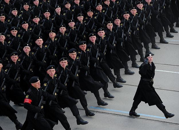 Rosyjscy marynarze podczas defilady na Placu Czerwonym z okazji Dnia Zwycięstwa. 2011 r. /AFP