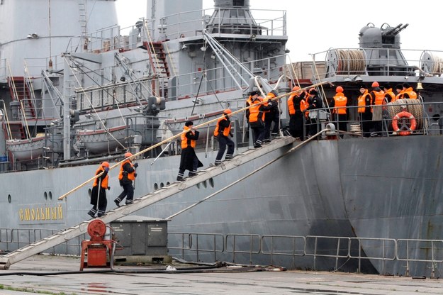 Rosyjscy marynarze wchodzą na podkład okrętu "Smolnyj" /Eddy Lemaistre /PAP/EPA