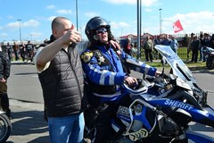 Rosyjscy motocykliści przekraczają granicę w Terespolu