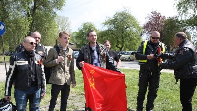Rosyjscy motocykliści, wśród nich człowiek Nocnych Wilków, w Auschwitz