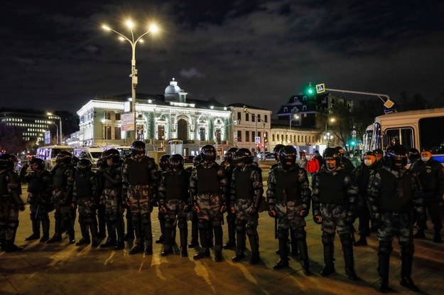 Rosyjscy policjanci blokowali ulicę podczas protestu w Moskwie, stolicy Rosji /YURI KOCHETKOV