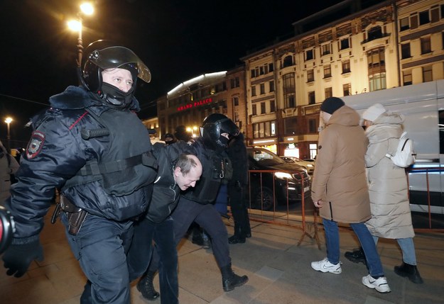 Rosyjscy policjanci zatrzymujący protestujących przeciwko rosyjskiej inwazji na Ukrainie /ANATOLY MALTSEV  /PAP/EPA