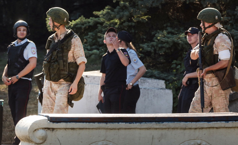 Rosyjscy żołnierze i funkcjonariusze na Krymie /STRINGER/AFP /East News