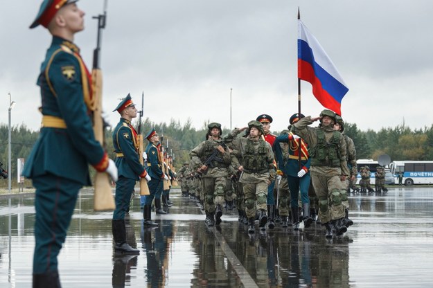 Rosyjscy żołnierze maszerujący podczas ceremonii otwarcia manewrów. /RUSSIAN DEFENCE MINISTRY/HANDOUT /PAP/EPA