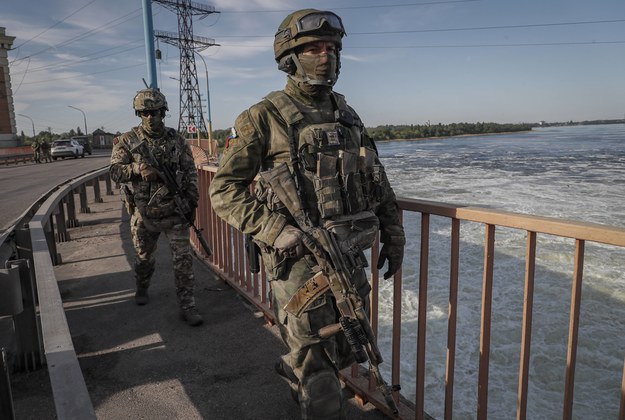 Rosyjscy żołnierze na zaporze w kaczawskiej elektrowni wodnej /Sergei Ilnitsky /PAP/EPA