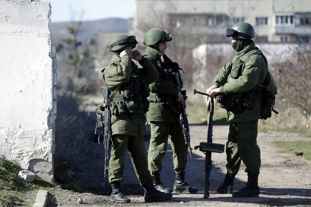 Rosyjscy żołnierze otoczyli ukraińską bazę w Perewelnem k. Symferopolu /MAXIM SHIPENKOV    /PAP/EPA