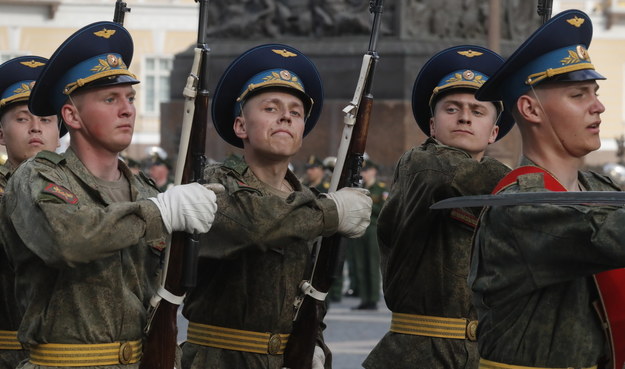 Rosyjscy żołnierze podczas próby defilady wojskowej w Petersburgu /ANATOLY MALTSEV  /PAP/EPA