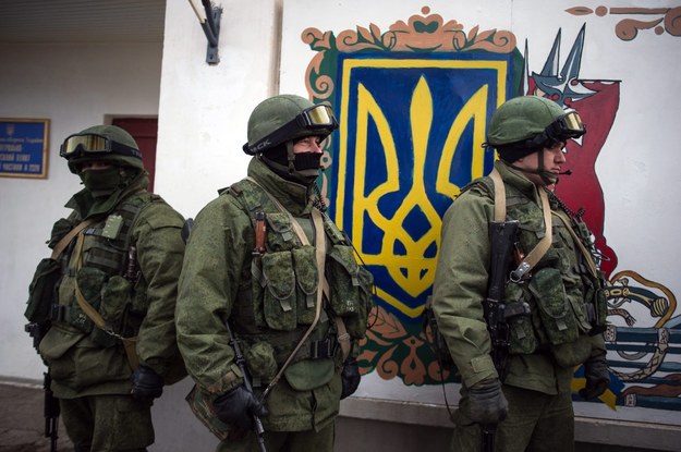 Rosyjscy żołnierze przed ukraińską bazą w Perewalnem k. Symferopola /ALEXEY FURMAN /PAP/EPA