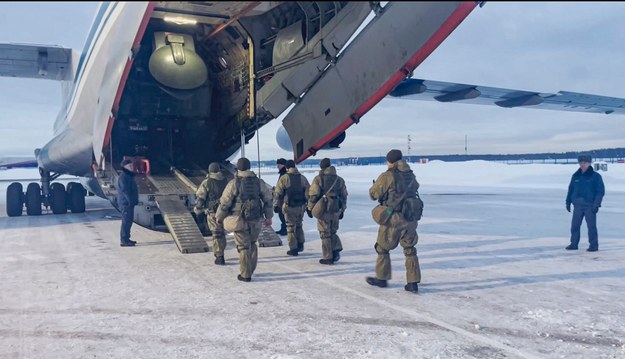Rosyjscy żołnierze przed wylotem do Kazachstanu /RUSSIAN DEFENCE MINISTRY PRESS SERVICE / HANDOUT HANDOUT /PAP/EPA